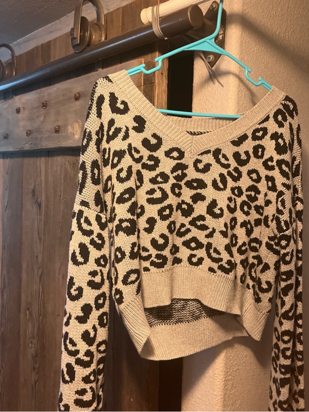 Women's Leopard Print V-Neck Cropped Sweater - grey/Black